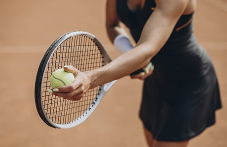 Área externa de tênis na Tiro Certo Esportes